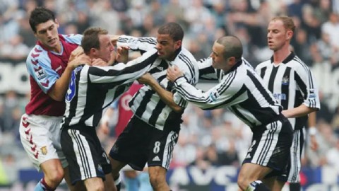 Bốn cầu thủ Ngoại hạng Anh bị đuổi khỏi sân vì tẩn đồng đội